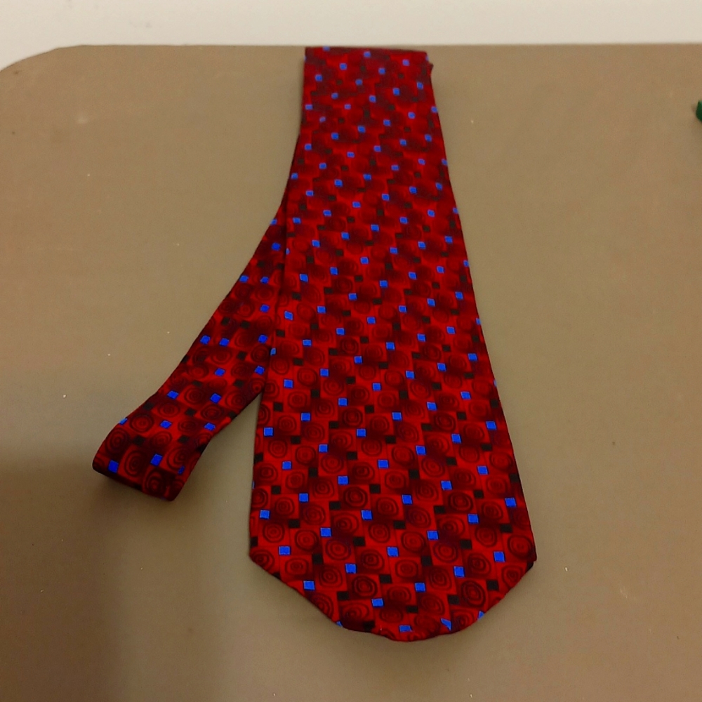 J. Garcia Tennis shoe Escape Neck tie